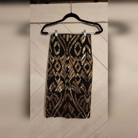 Woman's Black & Gold Sequinned Skirt - Picture 2 of 2